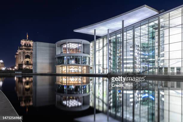 government district berlin at night, germany - government building stock-fotos und bilder