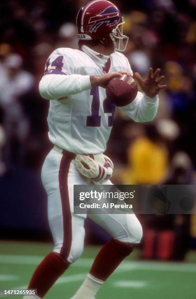 Quarterback Frank Reich of the Buffalo Bills passes the ball in the game between the Buffalo Bills vs the Pittsburgh Steelers AFC Divisional Playoff...