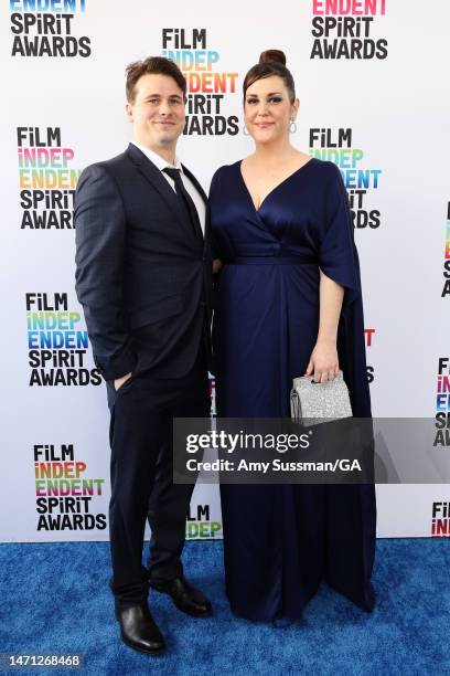 Jason Ritter and Melanie Lynskey attend the 2023 Film Independent Spirit Awards on March 04, 2023 in Santa Monica, California.