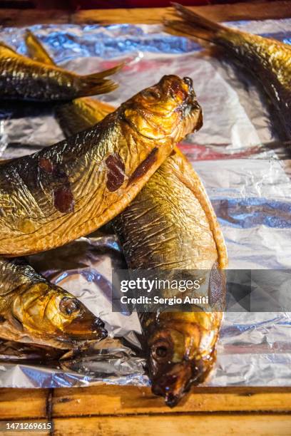 tunisian herring on sale at market - räucherfisch stock-fotos und bilder