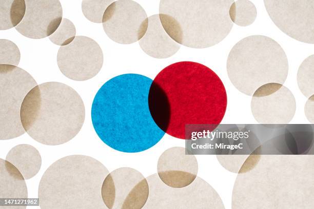 unique red and blue circular paper overlapped in white paper - venn diagram imagens e fotografias de stock