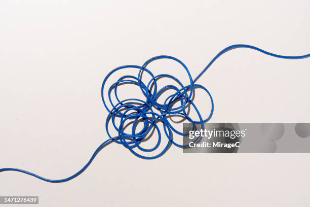 tangled knot of blue rope - tied knot - fotografias e filmes do acervo