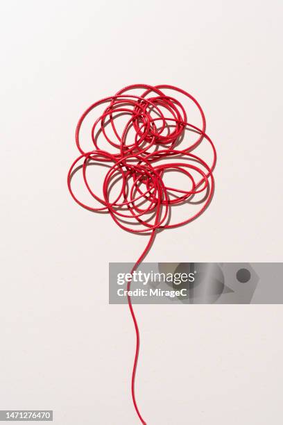 red rope tangled knot - thread stock-fotos und bilder