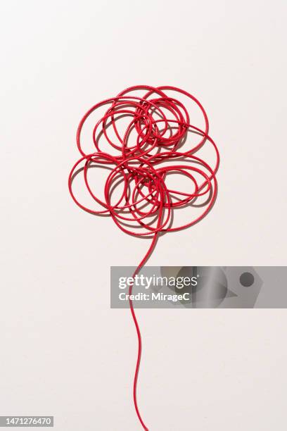 red rope tangled knot - rode draad stockfoto's en -beelden