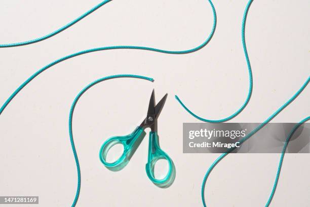 scissors cut curved green rope - wire cut stockfoto's en -beelden