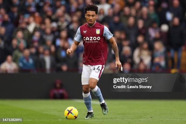 Boubacar Kamara of Aston Villa runs with the ball during the Premier League match between Aston Villa and Crystal Palace at Villa Park on March 04,...