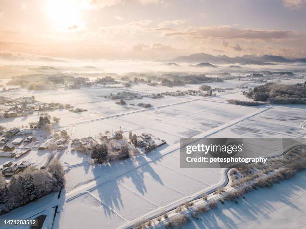 vista aérea temprano en la mañana de la salida del sol sobre el paisaje nevado - prefectura de iwate fotografías e imágenes de stock