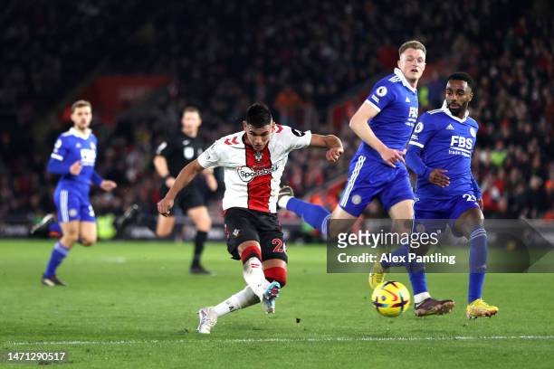 Carlos Alcaraz of Southampton scores his sides first goal during the Premier League match between Southampton FC and Leicester City at Friends...