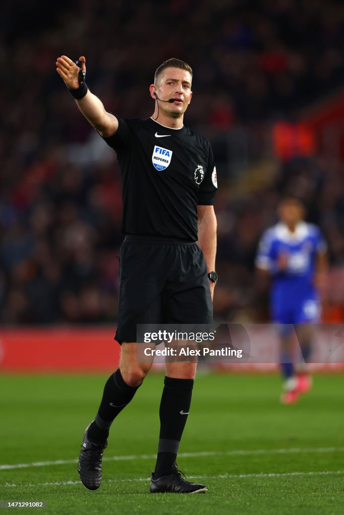 Ref R. Jones Referee Robert Jones during the Premier League match between... News ...