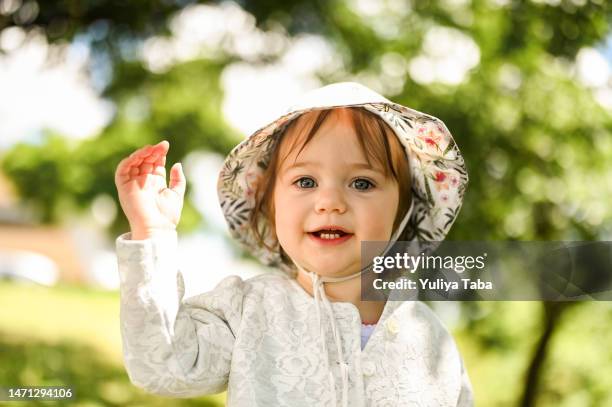 nahaufnahme porträt eines lächelnden lachenden mädchens mit sonnenhut in der natur. - baby sun hat stock-fotos und bilder