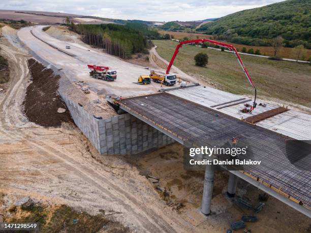 construcción de carreteras. vista aérea del sitio de construcción de la carretera. - puente estructura creada por humanos fotografías e imágenes de stock
