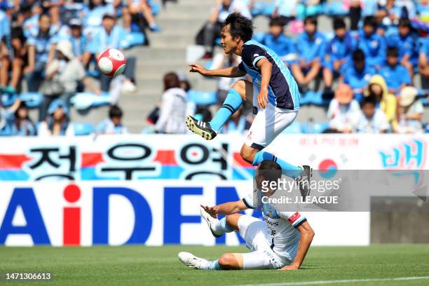 Ryoichi Maeda of Jubilo Iwata scores the team's first goal during the J.League J1 match between Jubilo Iwata and Kawasaki Frontale at Yamaha Stadium...