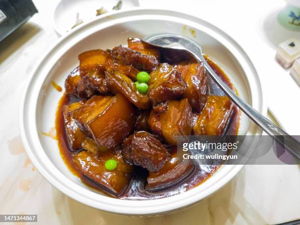 braised pork belly with brown sauce - brown sauce foto e immagini stock