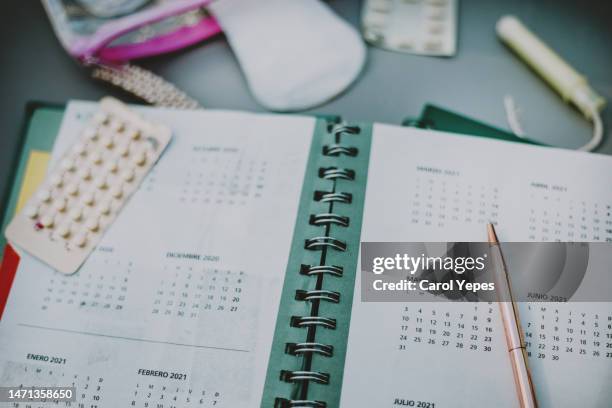 menstrual calendar with cotton tampons, swabs and cotton pads - sports period stockfoto's en -beelden