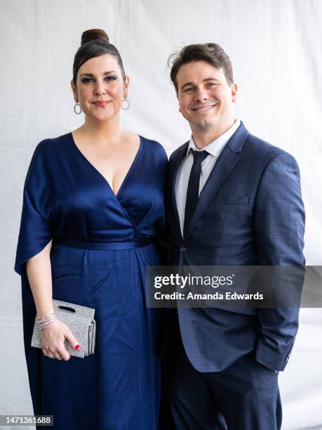 Actress Melanie Lynskey and actor Jason Ritter attend the 2023 Film Independent Spirit Awards on March 04, 2023 in Santa Monica, California.