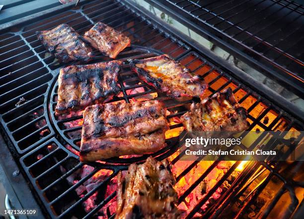 ribs on a grill. barbeque ribs - vom holzkohlengrill stock-fotos und bilder