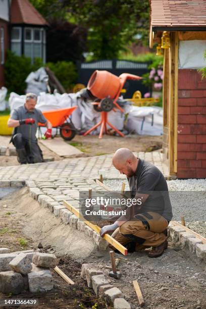 granite cobble path construction - paving contractor stock pictures, royalty-free photos & images