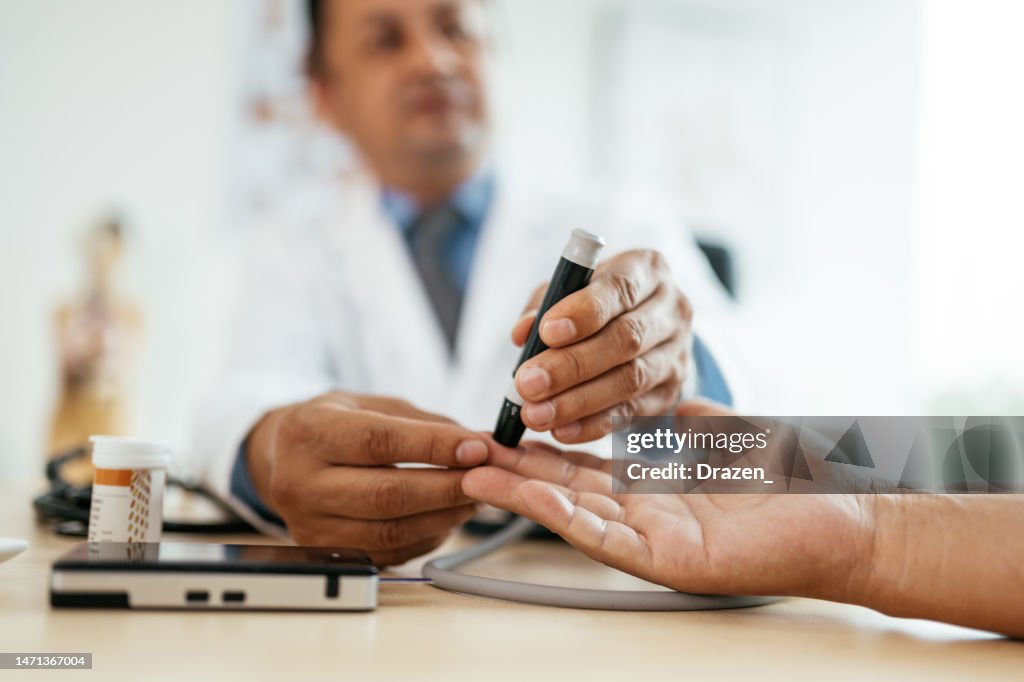 Patientenbesuchsarzt - Ernährungsberater, der Konsultationen mit älteren Patienten führt und Blutzuckertests durchführt