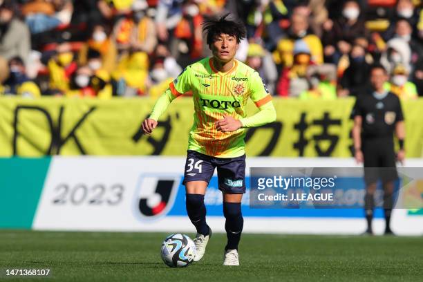 Shoma TAKAYOSHI of Giravanz Kitakyushu in action during the J.LEAGUE Meiji Yasuda J3 1st Sec. Match between Giravanz Kitakyushu and FC Gifu at MIKUNI...