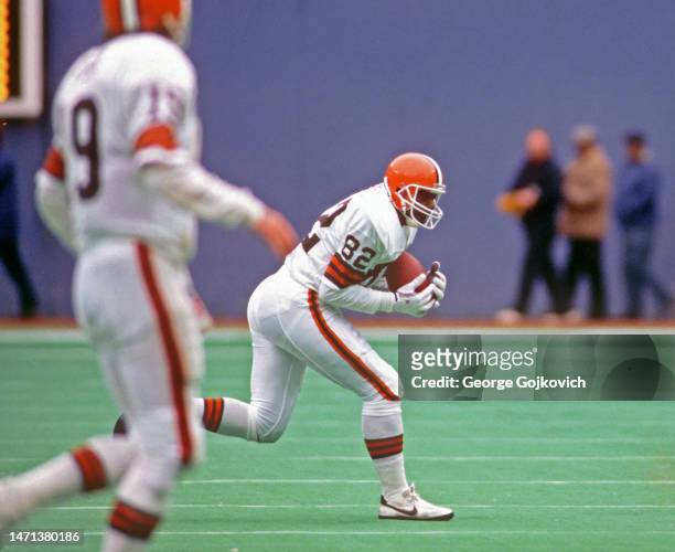 Tight end Ozzie Newsome of the Cleveland Browns catches a pass thrown by quarterback Bernie Kosar during a game against the Pittsburgh Steelers at...