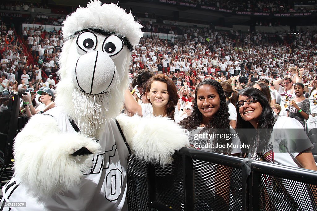 "Burnie" Mascot of the Miami Heat poses for a picture with the crowd
