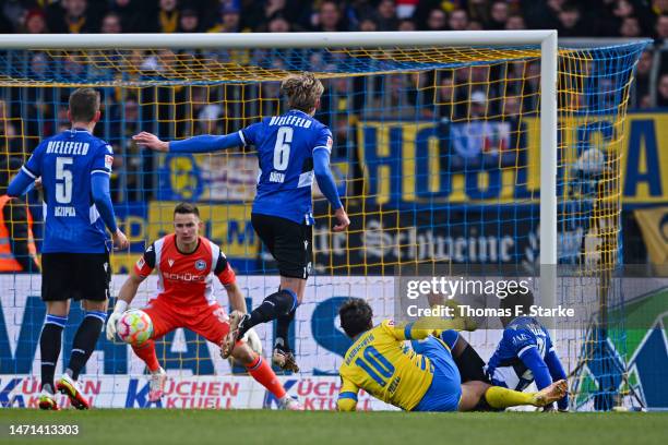 Immanuel Pherai of Braunschweig scores during the Second Bundesliga match between Eintracht Braunschweig and DSC Arminia Bielefeld at...