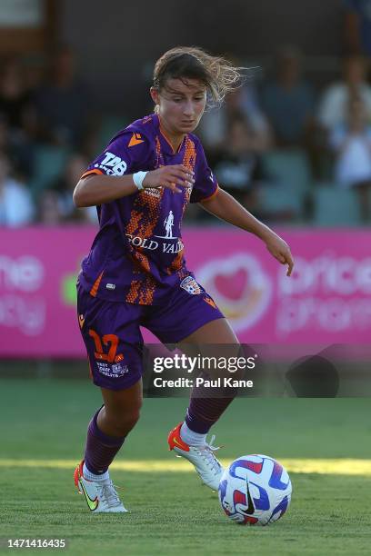 Sofia Sakalis of the Glory controls the ball during the round 16 A-League Women's match between Perth Glory and Western Sydney Wanderers at Macedonia...