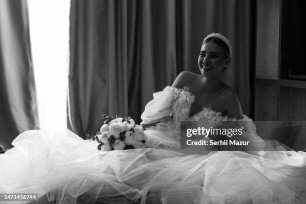 beautiful happy bride - stock photo - hochzeitskleid stock-fotos und bilder