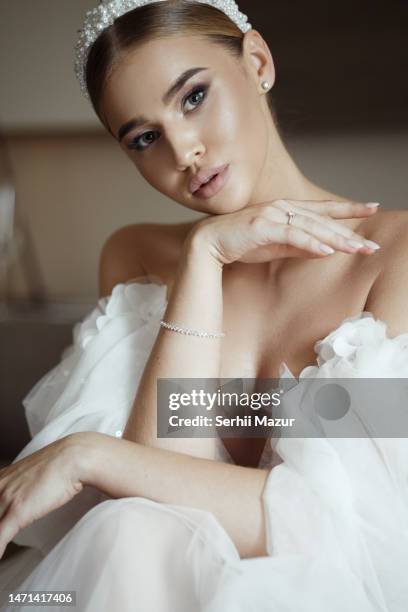 beautiful bride - stock photo - beautiful bride stockfoto's en -beelden