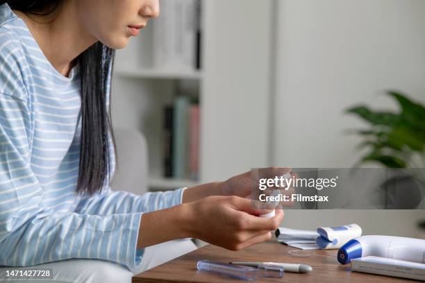 le giovani donne asiatiche usano kit di autotest e molti altri dispositivi medici per monitorare la loro salute. - test autodiagnostico foto e immagini stock