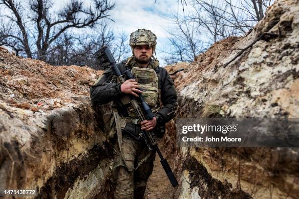 Soldier Rushing Soldier Trench Photos and Premium High Res Pictures - Getty Images