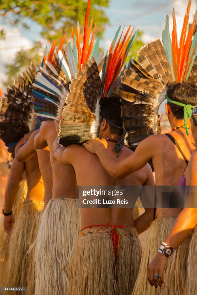 Cuiabá, MT, Brasilien - 13. November 2013 - Gruppe indigener Männer tanzt bei den XII. Spielen der indigenen Völker