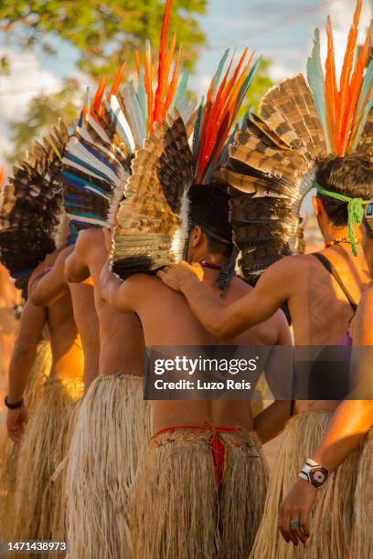 cuiabá, mt, brasile - 13 novembre 2013 - gruppo di uomini indigeni che danzano ai xii giochi dei popoli indigeni - brazilian culture foto e immagini stock