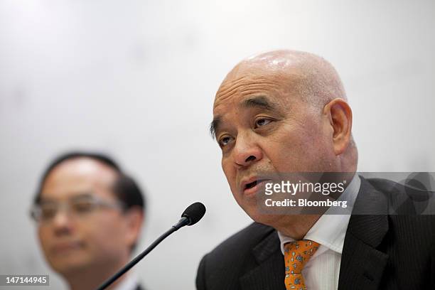 Henry Cheng, chairman of Chow Tai Fook Jewellery Group Ltd., right, speaks during a news conference in Hong Kong, China, on Tuesday, June 26, 2012....