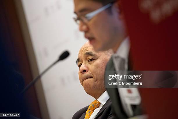 Henry Cheng, chairman of Chow Tai Fook Jewellery Group Ltd., left, reacts during a news conference in Hong Kong, China, on Tuesday, June 26, 2012....