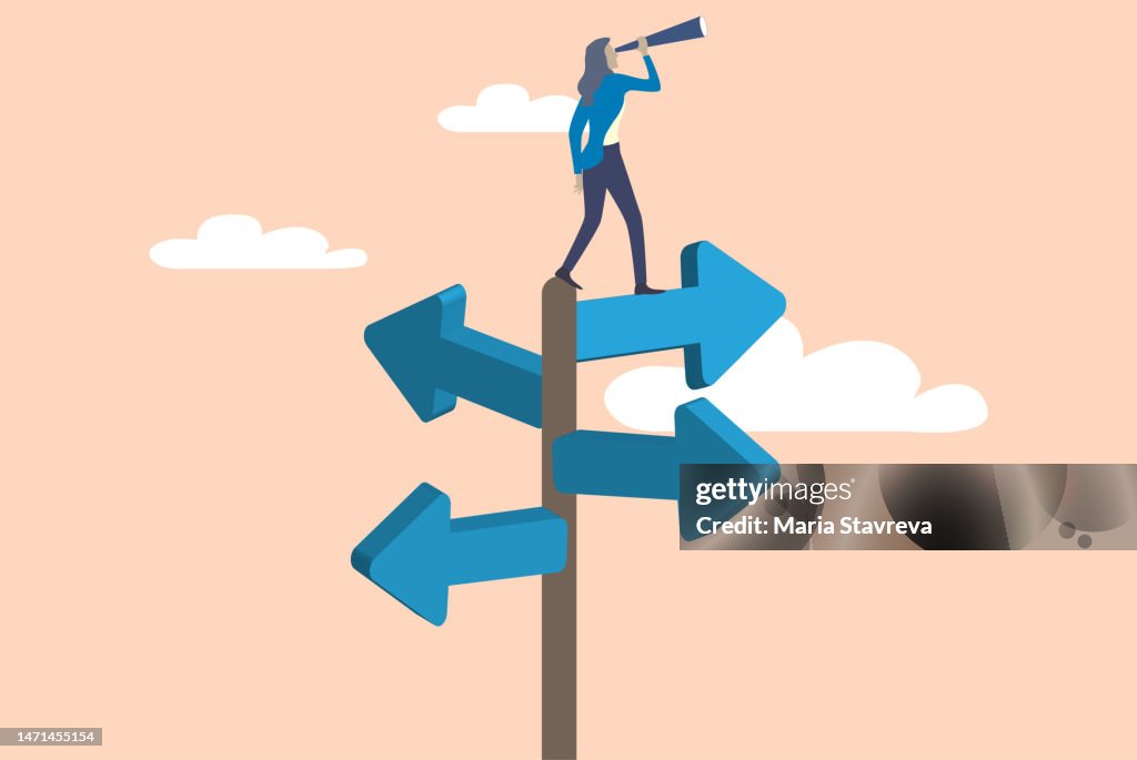 De bonnes ou de mauvaises décisions. Les femmes d’affaires regardent à travers des lunettes espions ou des jumelles pour trouver une solution.