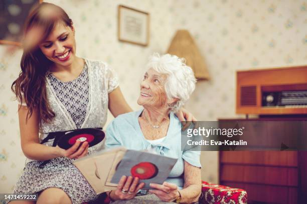 retrato de una abuela hermosa - album fotos fotografías e imágenes de stock
