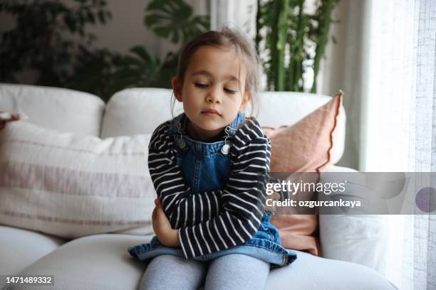 child having stomach ache - buikpijn stockfoto's en -beelden