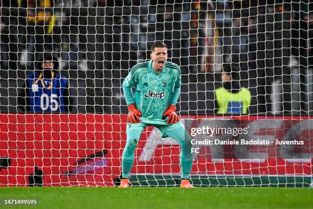 Juventus goalkeeper Wojciech Szczesny shouts to his teammates during the Serie A match between AS Roma and Juventus at Stadio Olimpico on March 05,...