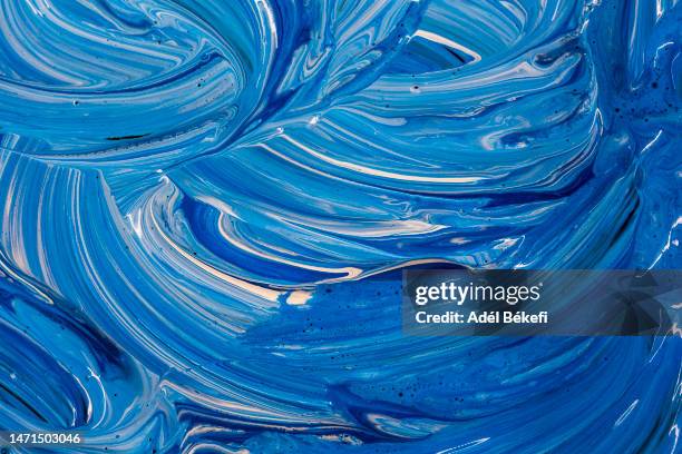 blue fluid acrylic painted texture - knikkers stockfoto's en -beelden
