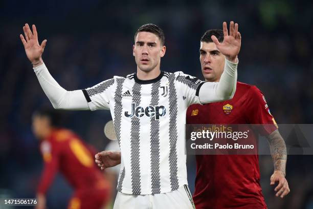 Dusan Vlahovic of Juventus reacts whilst under pressure from Gianluca Mancini of AS Roma during the Serie A match between AS Roma and Juventus at...