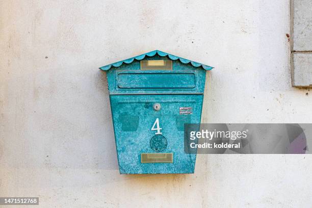 old vintage turquoise colored mailbox - buzones fotografías e imágenes de stock