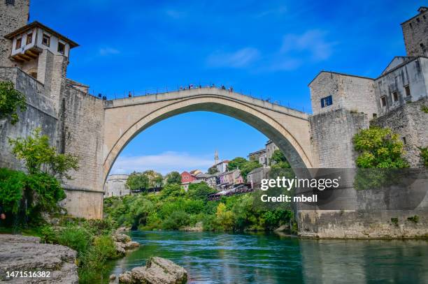 mostar old bridge over the neretva river - stari most mostar - mostar bosnia and herzegovina - arches stock-fotos und bilder