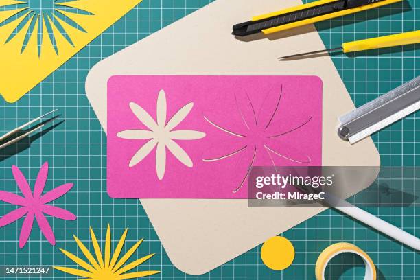 paper art supplies on cutting mat - esterilla para cortar fotografías e imágenes de stock