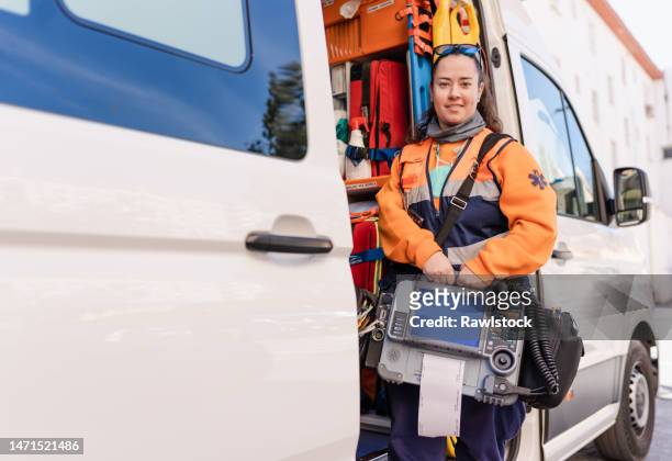 smiling woman working in an ambulance - paramedic photos et images de collection