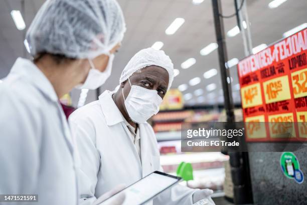 inspectors analyzing the food in the supermarket - food and drug administration stock pictures, royalty-free photos & images