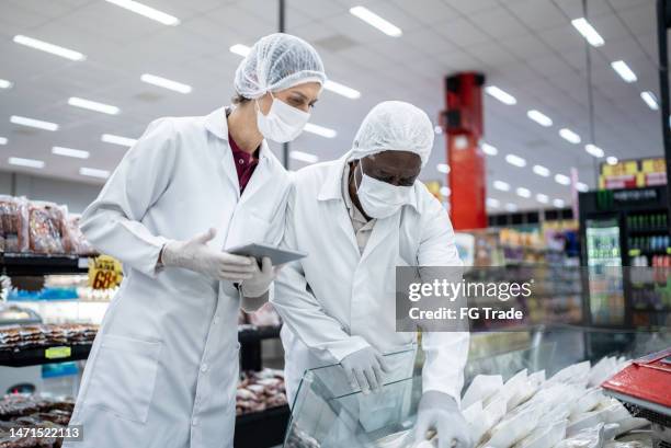 inspectors analyzing the food in the supermarket - food and drug administration stock pictures, royalty-free photos & images