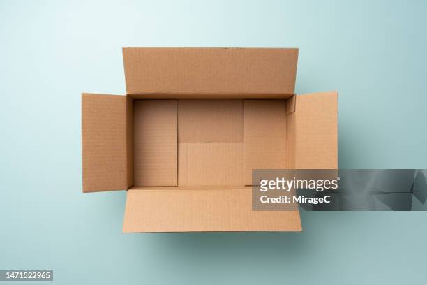 opened empty cardboard box on blue background - caixa de papelão - fotografias e filmes do acervo