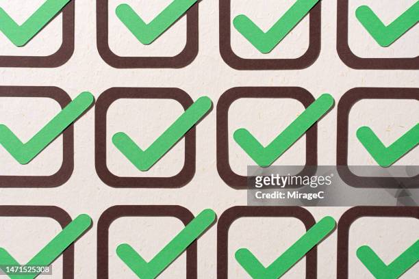 green check marks in arranged check boxes flat lay - interior coche photos et images de collection