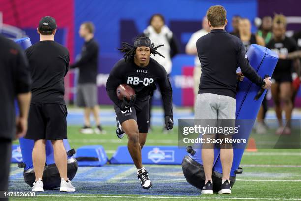 Jahmyr Gibbs of Alabama participates in a drill during the NFL Combine at Lucas Oil Stadium on March 05, 2023 in Indianapolis, Indiana.